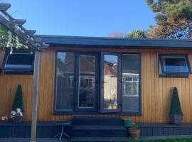 Lindas LODGE Free PARKING air con plus provisions included, hotel a Hove