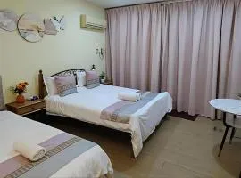 RIVERBANK SUITE with riverfront mountain DUN view