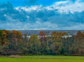 Chautauqua Lake Views! Bemus Point Getaway, khách sạn ở Bemus Point