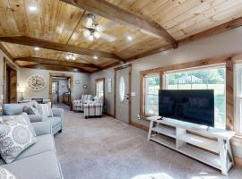 4 Mi to Dtwn Morganton! Family Retreat with Patio, Hotel in Morganton