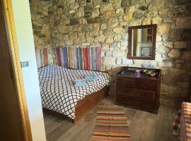 Traditional Stone Home for 2 - Pholeos Mountain Homes, hotel i Rámia