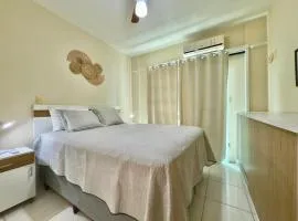 Solar de Bombas - Apto 1 quarto - Com toalhas e roupa de cama - Sacada com churrasqueira - climatizado - 5 minutos da a pé da praia de Bombas, 10 min a pé da passarela do Ribeiro ideal para casais ou viajantes solo