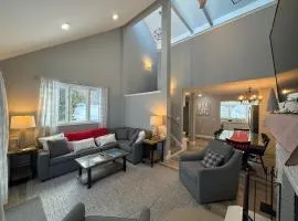 R1 Renovated ski-in ski-out condo in Bretton Woods with fireplace