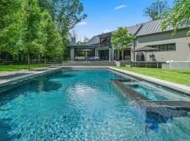 Luxury Estate Near NYC Pool, Privacy, Sleeps 10, hotel a Redding