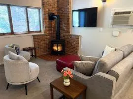 COZY ATTITASH GETAWAY - Walk to lifts, Pool, Hot tub, Game room, Storyland