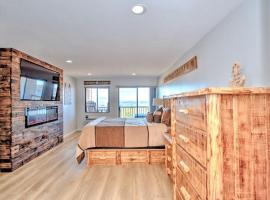 Adorable Cedar Lodge Room with Amazing Lake Views!、ラコニアのホテル