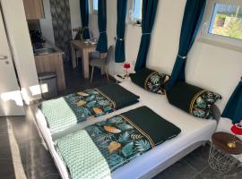 Privates Studio mit Parkplatz, hotel u gradu Ojskirhen