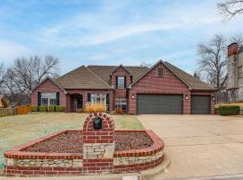 Pet-Friendly Tulsa Escape with Private Hot Tub!, hotel a Tulsa