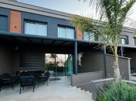 Elegance no2 - Urla Pier Sea View Villa, hotel u gradu Urla