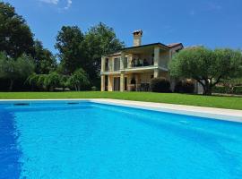 Apartments Villa Sotlar with pool – hotel w mieście Umag