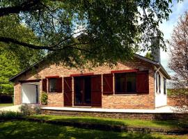 Cozy bungalow with large enclosed garden, casa rústica em Baillamont