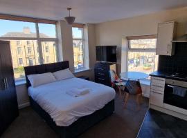 SELF CHECK-IN PENTHOUSE APARTMENT in HALIFAX CENTRE, Hotel in Halifax