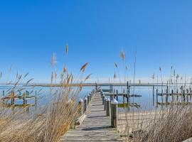 Private Pool, Dock and Beach Stafford Township Gem, hotel Bay Side városában