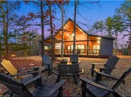4BR Cabin - Hot Tub - Fire Pit - BBQ - Patio - Pets