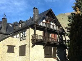 Casa de montaña con vistas al río en Arties