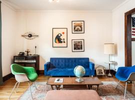 Luxe Mid-Century Styled Historic Townhouse #1, hotelli kohteessa Detroit