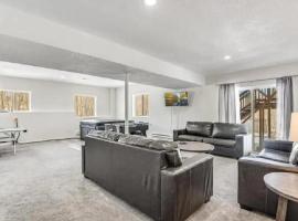 Spacious Ski Chalet W Indoor Hotub & Sep Suite!, hotel din Jefferson