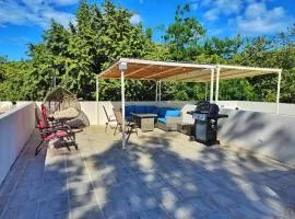 Tropical 2nd floor Condo with Rooftop