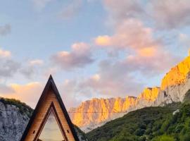 Etno Cottages Komarnica Authentic Peaceful Mountain Getaway, hotell i Šavnik