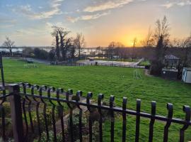 Harbour View Lodge, hotel i Dromod