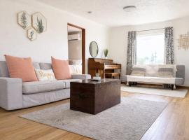 Charming 2BD downtown home by bike trail, river and coffee!, hótel í Redding