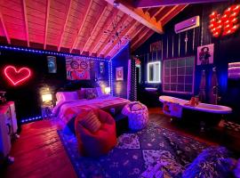 Wall of Windows Treehouse #TNstateparks #love #Sparta #RockIsland #OutdoorMovieNights، فندق في Doyle