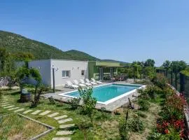 Villa Gariful Sleeps 8 with Pool & Pet Friendly