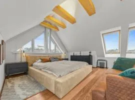 Three Stories Apartment in Old City center with Castle view and Terrace