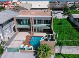 Casa alto padrão com piscina a 200 metros da praia em balneário atami