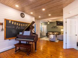 Cozy Spring Night HotTub Firepit PetFriendly Patio, Hotel in McArthur