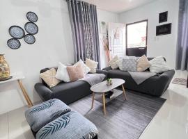 Chic Gray & Brown Home, hôtel à Ozamiz