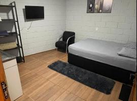Quarto Para Dormir Próximo do Aeroporto Gru POUSO RÁPIDO, hotel en Guarulhos
