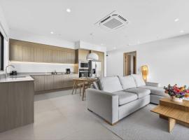 2BR Terrace + Beach Club in Playas del Coco | Naumi N414, hotel a Sardinal