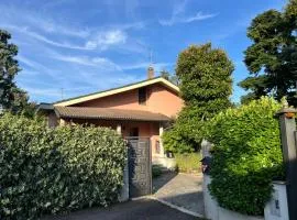 Stanza in Villa di pregio con giardino a 10 minuti da Milano - Parcheggio Gratuito