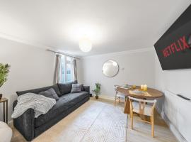 Modern 1BR - 10 Min Walk to Gravesend Station, hotel din Gravesend