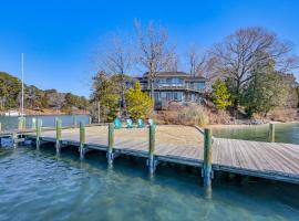 Deep Water Dock and Private Beach! Irvington Home, hotel v destinaci Irvington
