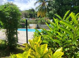 Duplex cosy avec piscine à 2mn de la plage - Kaz Ti Plaj, hotel a Les Trois-Îlets
