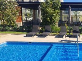 Casa al Sur de Guadalajara con Alberca, Lago, Gym, Parque y Vista al bosque en Salida a Morelia López Mateos, Hotel in San Agustín