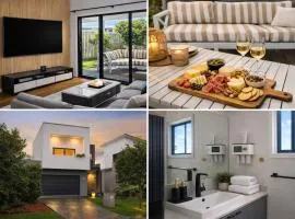 Gold Coast Hamptons Styled Retreat Near Theme Parks Hinterland and Beach