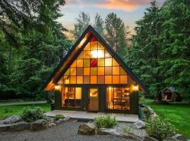 Redtail Rendezvous Private Cabin Near Mount Rainier, hotel u gradu 'Ashford'