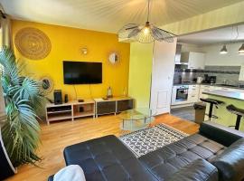 Duplex with Jacuzzi and parking Close to Disney, Hotel in Lognes