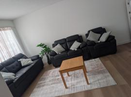 Brand New Affordable 3 Bedroom Suite, מלון בססקטון