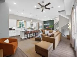 Modern EaDo Stay - 3BR Townhome w Private Deck