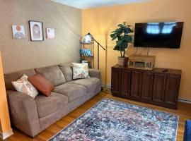 Serene Lake House for a grand getaway!: Hale şehrinde bir otel