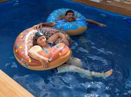 Casa familiar con piscina, hotel 