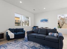 Bishop Arts Condo Near Downtown, Garage, For 6-8, Hotel in Dallas