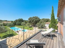Outstanding Villa With Heated Pool Near Uzès, hotell i Saint-Siffret