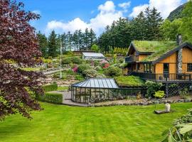 Cottage With Rhododendron Garden Near Ålgård, Hotel in Ålgård