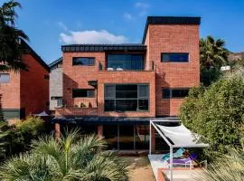 스무스브릭 Panoramic tangerine field view private villa, year round heated kids pool, BBQ, center of Seogwipo, Maeil Olle Market 5 minutes, near Jungmun Tourist Complex