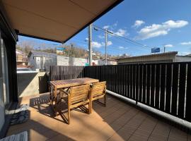 Seto Mori Nest 15-minute drive to Ghibli Park,1 train to the nagoya dome ,wooden house with a wood deck: Seto şehrinde bir otel